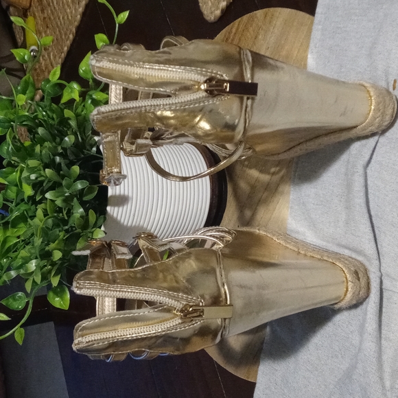 Gold platforms - Picture 3 of 4